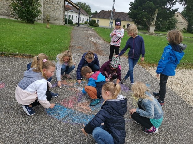 Bild: Die SchülerInnen der VS Großmugl malten für einen klimafreundlichen Schulweg und hatten viel Freude bei der Aktion.